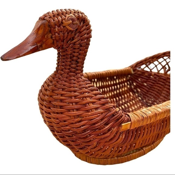 𝅺duck basket, vintage, rattan with wooden beak, handmade, about 10 inches long - Picture 2 of 5